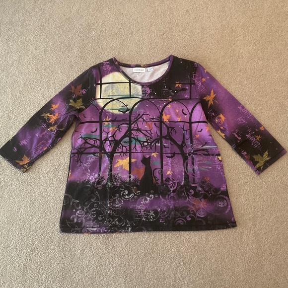 size xl, bust is 44โ inches, only one, Halloween shirt with cat ๐โโฌ and bats ๐ฆ - Picture 2 of 7